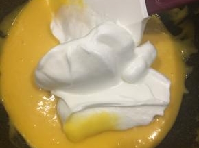盛1/3蛋白到蛋黄糊中，用橡皮刮刀翻拌均匀，和制作戚风蛋糕一样。