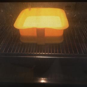 把蛋糕模放入烤箱中下层，上下火165度，烤50分钟左右