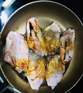 倒入酱油、料酒、黑胡椒粉，姜丝