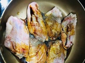 倒入酱油、料酒、黑胡椒粉，姜丝