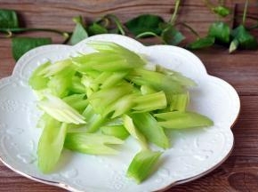 西芹切斜刀段