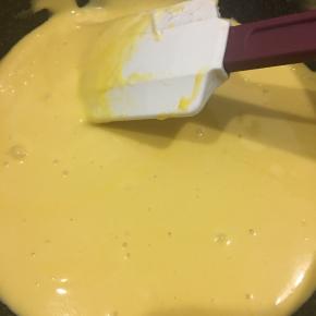 不要画圈搅拌，否则容易导致打发好的蛋白消泡。