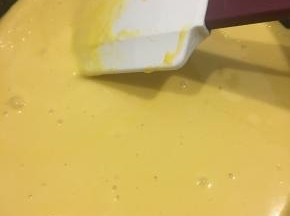 不要画圈搅拌，否则容易导致打发好的蛋白消泡。