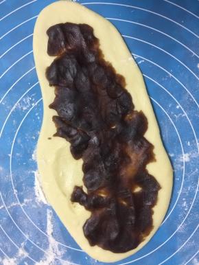 老师用的豆沙，家里还有桃山皮没有用完，直接拿来用，捏扁一点贴在面团上，放了几个葡萄干