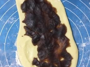 老师用的豆沙，家里还有桃山皮没有用完，直接拿来用，捏扁一点贴在面团上，放了几个葡萄干