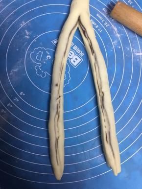 卷起来，揉成长条，一切二，头部不要切