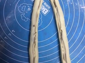 卷起来，揉成长条，一切二，头部不要切