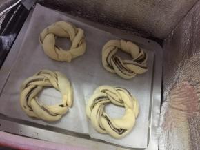 尽量把豆沙那面露在上面，放入发酵箱40度发酵到二倍大，天冷多等会