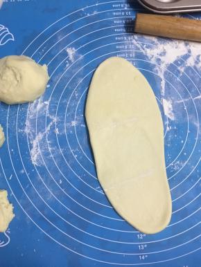 分四份，擀成椭圆形排气