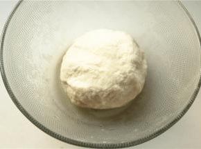 用手揉成略光滑的面团，醒发20分钟。