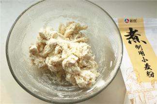 面粉，加入水和一点盐，用筷子搅成絮状。