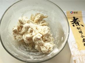 面粉，加入水和一点盐，用筷子搅成絮状。