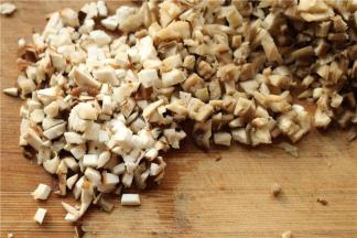 面团醒发的时候来做馅，先把香菇和平菇切成末。