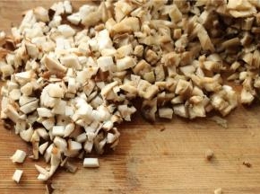 面团醒发的时候来做馅，先把香菇和平菇切成末。