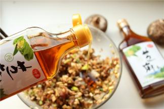 肉馅所有材料混合，加入盐、五香粉、生抽混合均匀，加入香香的芝麻油，这可是肉馅的点睛之笔呢。