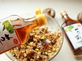 肉馅所有材料混合，加入盐、五香粉、生抽混合均匀，加入香香的芝麻油，这可是肉馅的点睛之笔呢。