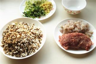 再把肉剁成肉泥，直接买肉馅更省事。香菜葱姜都切末，虾仁切成块，不需要剁碎。