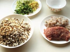 再把肉剁成肉泥，直接买肉馅更省事。香菜葱姜都切末，虾仁切成块，不需要剁碎。