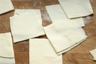 擀成片，切成馄饨皮。可以借助压面机。