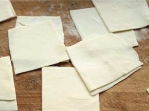 擀成片，切成馄饨皮。可以借助压面机。