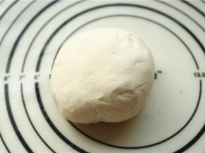 醒发好的面团，再揉一会，很快就能揉光滑了。