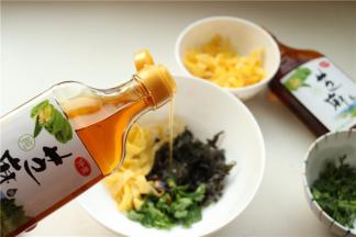 调一碗酸汤馄饨的料，加入生抽、芝麻油、少许盐、醋等调料，放紫菜，蛋皮和香菜。