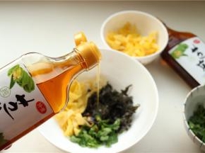 调一碗酸汤馄饨的料，加入生抽、芝麻油、少许盐、醋等调料，放紫菜，蛋皮和香菜。