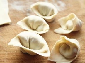 按照自己的手法包成馄饨。