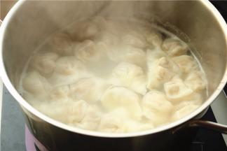 馄饨入开水锅煮3分钟。
