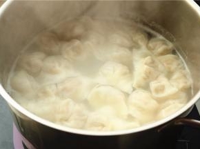 馄饨入开水锅煮3分钟。