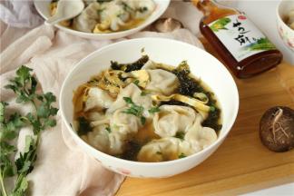 盛入刚才调好底料的碗里，再加入适量煮馄饨的汤，就可以美美的开吃了。