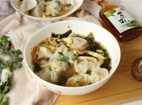 盛入刚才调好底料的碗里，再加入适量煮馄饨的汤，就可以美美的开吃了。