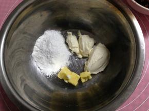 室温下软化的奶酪放入小盘中，加入糖粉，软化的黄油搅拌至顺滑