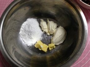 室温下软化的奶酪放入小盘中，加入糖粉，软化的黄油搅拌至顺滑