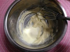 然后加入奶粉搅拌均匀