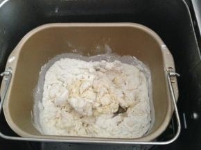 将除黄油外的主面团材料倒入搅拌桶中，将其面团搅打出筋，大约需要35分钟