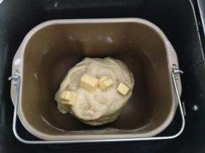 加入室温下软化的黄油
