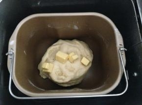 加入室温下软化的黄油