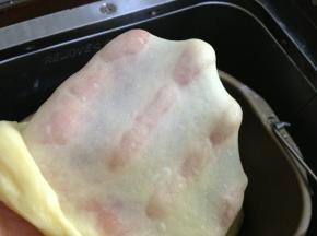 继续搅打至面团能拉出光滑的薄膜即可，十分钟左右。