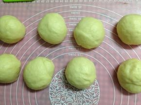 取出面团揉匀排气，将面团分割成八份分别滚圆后松弛五分钟