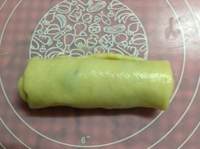 从短边卷起后从中间切开