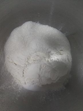 主料中初黄油外的其他材料加入厨师机中揉面