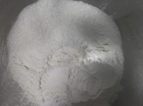 主料中初黄油外的其他材料加入厨师机中揉面