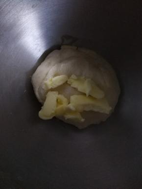 揉至光滑，加入软化的黄油，揉出手套膜