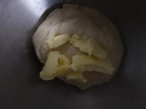 揉至光滑，加入软化的黄油，揉出手套膜