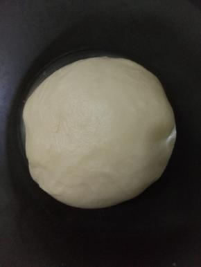 面团盖保鲜膜，放温暖地方发酵