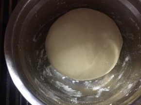 拿出来整理，放入撒了防粘的盆里，放入发酵箱，29度发酵到二倍大