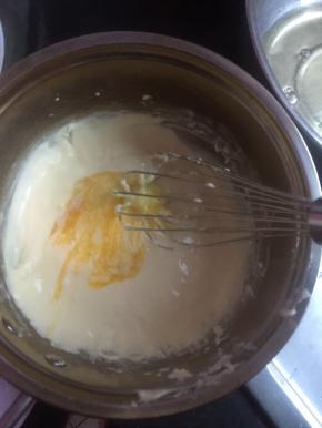 将蛋黄分次加入，搅拌均匀，注意奶酪糊不要太热