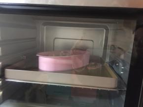 放入预热好的烤箱中水浴法140度烤30分钟，调120度烤30分钟，看自己烤箱温度及蛋糕上色情况，调整烤箱温度