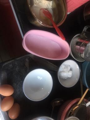 准备材料，在模具底部放上油纸，自己剪的